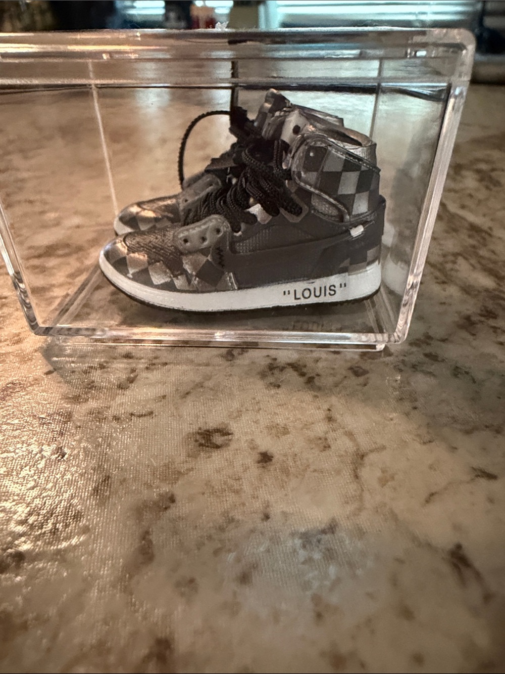 High-Top Sneakers in Black and Gray - "LOUIS"  (plastic) for shelf orientation